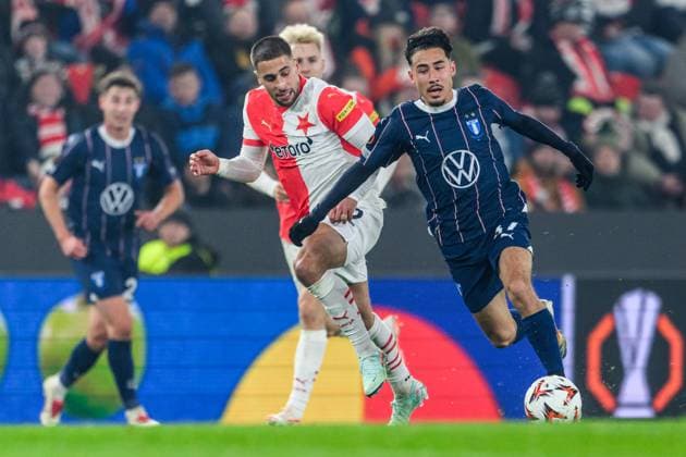 250130 Ondrej Lingr of Slavia Prag and Adrian Skogmar of Malmö FF during the UEFA Europa League football match between Slavia Prag and Malmö FF on January 30, 2025 in Prague Photo Mathilda Ahlberg BILDBYRAN kod MA MA0779 fotboll football soccer fotball uefa europa league europa league slavia prag malmö ff bbeng bbauto  Copyright: MATHILDAxAHLBERG BB250130MA062
