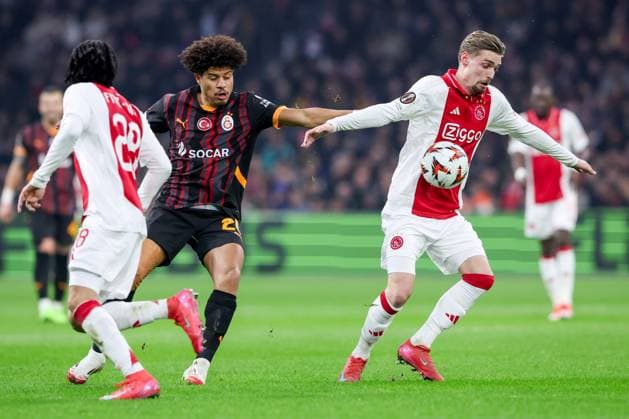 2025-01-30 AFC Ajax v Galatasaray - UEFA Europa League 2024 25 League Phase MD8 AMSTERDAM, NETHERLANDS - JANUARY 30: Kenneth Taylor of AFC Ajax battles for possession with Gabriel Sara of Galatasaray AS and Kian Fitz-Jim of AFC Ajax during the UEFA Europa League 2024 25 League Phase MD8 match between AFC Ajax and Galatasaray at Johan Cruijff ArenA on January 30, 2025 in Amsterdam, Netherlands. Amsterdam Johan Cruijff ArenA Netherlands Content not available for redistribution in The Netherlands directly or indirectly through any third parties. Copyright: xBenxGalx