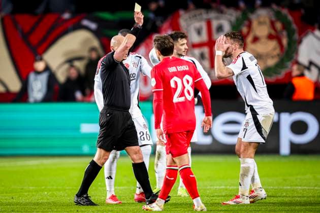 2025-01-30 FC Twente v Besiktas JK - UEFA Europa League 2024 25 League Phase MD8 ENSCHEDE, NETHERLANDS - JANUARY 30: Referee Szymon Marciniak shows a yellow card to Ciro Immobile of Besiktas JK during the UEFA Europa League 2024 25 League Phase MD8 match between FC Twente and Besiktas JK at De Grolsch Veste on January 30, 2025 in Enschede, Netherlands. Enschede De Grolsch Veste Netherlands Content not available for redistribution in The Netherlands directly or indirectly through any third parties. Copyright: xPeterxLousx