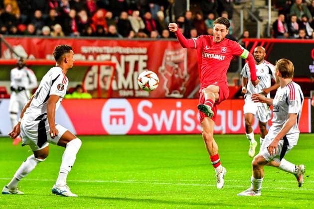 ENSCHEDE, Stadium Grolsch Veste, 30-01-2025 , season 2024 2025 , Europa League during the match Twente - Besiktas FC Twente player Ricky van Wolfswinkel vs Besiktas JK player Jonas Svensson Twente - Besiktas  x27627542x Copyright:
