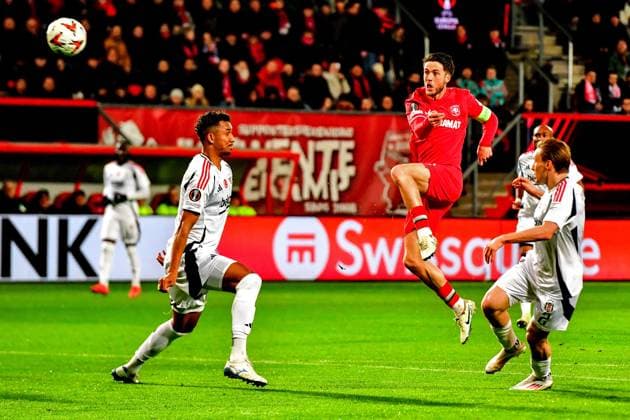 ENSCHEDE, Stadium Grolsch Veste, 30-01-2025 , season 2024 2025 , Europa League during the match Twente - Besiktas FC Twente player Ricky van Wolfswinkel vs Besiktas JK player Jonas Svensson Twente - Besiktas  x27627547x Copyright: