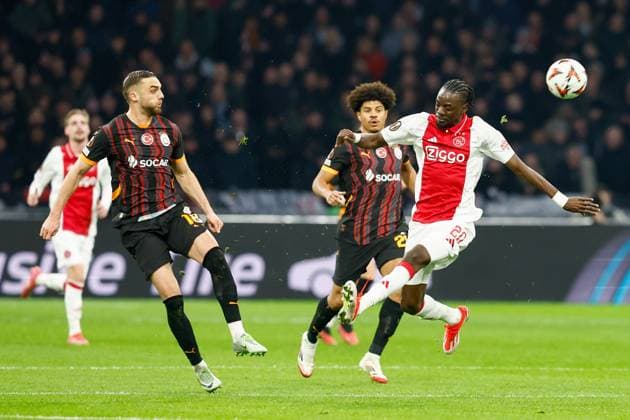 AMSTERDAM , 30-01-2025 , Johan Cruijff Arena , UEFA Europa League football , season 2024 2025, match between Ajax and Galatasaray , Galatasaray player Berkan Kutlu and Ajax player Bertrand Traore Ajax - Galatasaray  x27627587x Copyright: