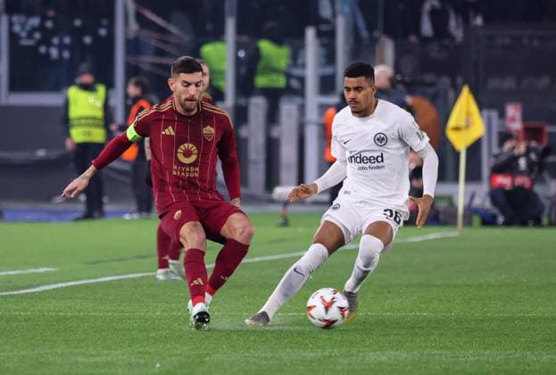 January 30, 2025, Roma, Lazio, ITALY: 30 01 2025 Rome, Stadio Olimpico, football match valid for UEFA Europa League 2024 24 between AS Roma vs Eintracht Frankfurt.In photo: Ansgar Knauf of Eintracht Frankfurt - Lorenzo pellegrini of Roma AS Roma ITALY - ZUMAs236 20250130_aap_s236_010 Copyright: xFabioxSassox