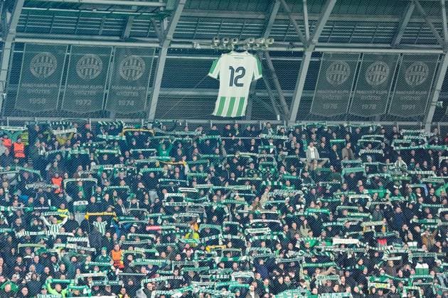 2025-01-30 Ferencvaros v AZ Alkmaar - UEFA Europa League BUDAPEST, HUNGARY - JANUARY 30: Fans and supporters of Ferencvaros raise scaves during the UEFA Europa League match between Ferencvaros and AZ Alkmaar at Ferencvaros Stadion on January 30, 2025 in Budapest, Hungary. Budapest Ferencvaros Stadion Hungary Content not available for redistribution in The Netherlands directly or indirectly through any third parties. Copyright: xEdxvanxdexPolx