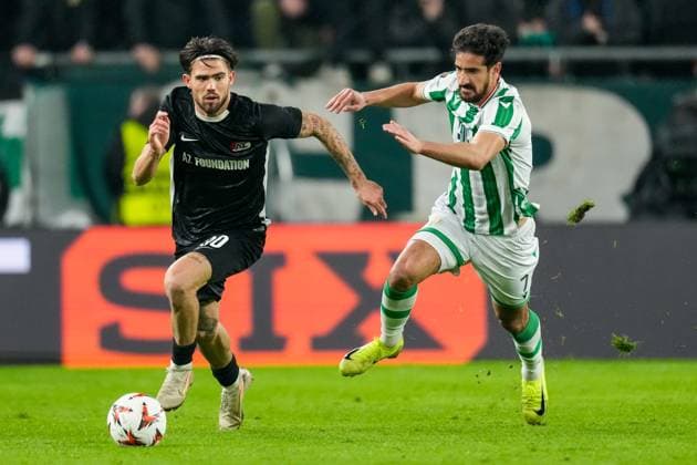 2025-01-30 Ferencvaros v AZ Alkmaar - UEFA Europa League BUDAPEST, HUNGARY - JANUARY 30: Denso Kasius of AZ runs with the ball, Mohamed Ali Ben Romdhane of Ferencvaros defends during the UEFA Europa League match between Ferencvaros and AZ Alkmaar at Ferencvaros Stadion on January 30, 2025 in Budapest, Hungary. Budapest Ferencvaros Stadion Hungary Content not available for redistribution in The Netherlands directly or indirectly through any third parties. Copyright: xEdxvanxdexPolx