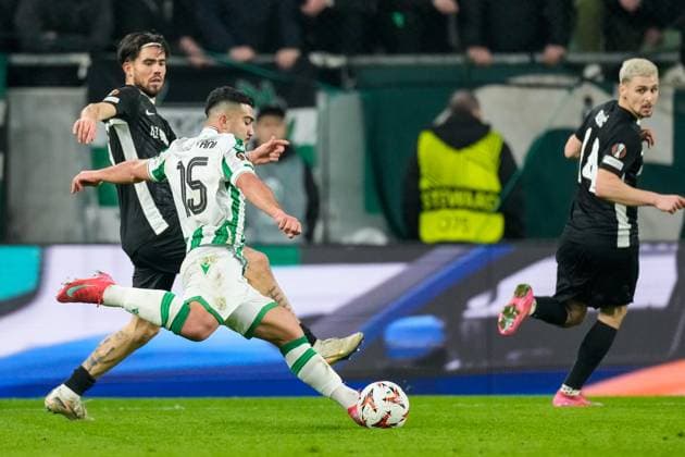 2025-01-30 Ferencvaros v AZ Alkmaar - UEFA Europa League BUDAPEST, HUNGARY - JANUARY 30: Denso Kasius of AZ defends Mohammad Abu Fani of Ferencvaros during the UEFA Europa League match between Ferencvaros and AZ Alkmaar at Ferencvaros Stadion on January 30, 2025 in Budapest, Hungary. Budapest Ferencvaros Stadion Hungary Content not available for redistribution in The Netherlands directly or indirectly through any third parties. Copyright: xEdxvanxdexPolx