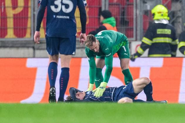 250130 Oliver Berg of Malmö FF in pain during the UEFA Europa League football match between Slavia Prague and Malmö FF on January 30, 2025 in Prague Photo Mathilda Ahlberg BILDBYRAN kod MA MA0779 fotboll football soccer fotball uefa europa league europa league slavia prag malmö ff bbeng bbauto  Copyright: MATHILDAxAHLBERG BB250130MA064