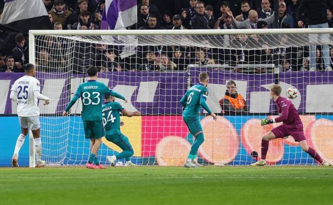Anderlecht s Killian Sardella fights for the ball during a soccer game between Belgian soccer team RSC Anderlecht and German Hoffenheim, Thursday 30 January 2025 in Brussels, on day 8 8 of the group stage of the UEFA Europa League tournament. VIRGINIExLEFOUR  x111482550x