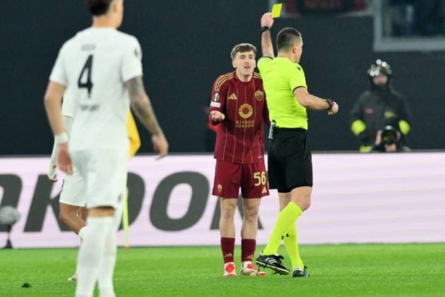 30th January 2025, Stadio Olimpico, Rome, Italy; UEFA Europa League Football; Roma versus Eintracht Frankfurt; referee Rade Obrenovic issues a yellow card to Alexis Saelemaekers of AS Roma  ActionPlus12745477 AllShotLive
