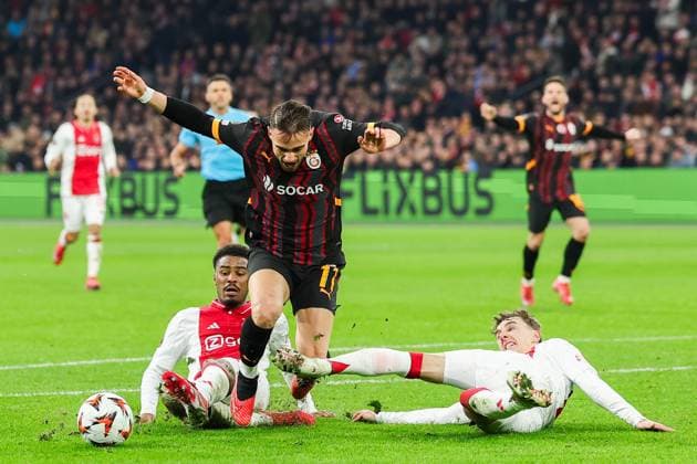 AMSTERDAM, 30-01-2025 , JohanCruijff Arena, football, UEFA Europa League, season 2024 2025, Ajax player Jorrel Hato , Galatasaray player Yunus Akgun and Ajax player Youri Baas during the match Ajax - Galasataray, Ajax - Galatasaray  x27627627x Copyright: