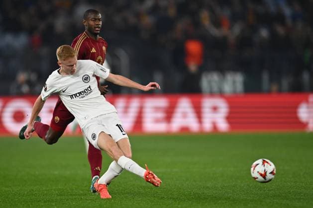 Hugo Larsson of Eintracht Frankfurt and Evan Ndicka of A.S. Roma are in action during the UEFA Europa League 2024 25 League Phase MD8 match between A.S. Roma and Eintracht Frankfurt at Olympic Stadium on January 30, 2025 in Rome, Italy.  Copyright: xDomenicoxCippitelli IPAxSportx xipa-agency.netx xx IPA_53472539 IPA_Agency_IPA53472539