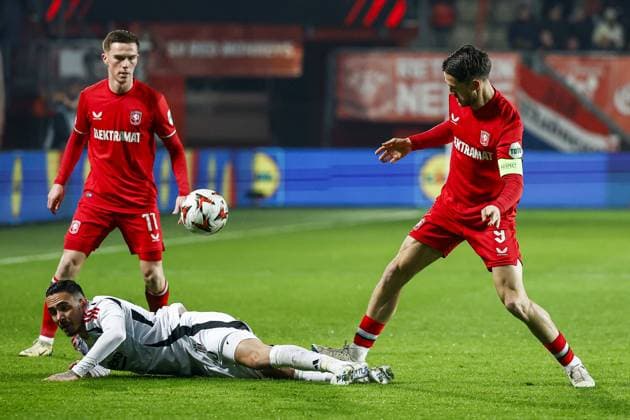 ENSCHEDE - (l-r) Emirhan Topcu of Besiktas JK, Ricky van Wolfswinkel of FC Twente during the UEFA Europa League match between FC Twente and Besiktas JK at Stadion De Grolsch Veste on Jan. 30, 2025 in Enschede, Netherlands. ANP VINCENT JANNINK UEFA Europa League 2024 25 League Phase MD8 2024 25 xVIxANPxSportx xxANPxIVx 518736163 originalFilename: 518736163.jpg