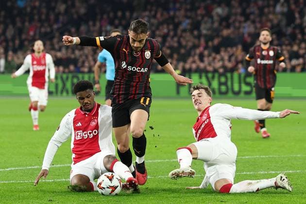 AMSTERDAM, 30-01-2025 , JohanCruijff Arena, football, UEFA Europa League, season 2024 2025, Ajax player Jorrel Hato , Galatasaray player Yunus Akgun and Ajax player Youri Baas during the match Ajax - Galasataray, Ajax - Galatasaray  x27627631x Copyright: