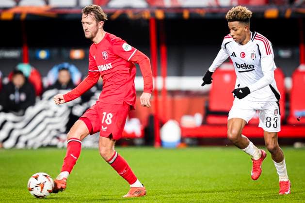 2025-01-30 FC Twente v Besiktas JK - UEFA Europa League 2024 25 League Phase MD8 ENSCHEDE, NETHERLANDS - JANUARY 30: Michel Vlap of FC Twente passes the ball during the UEFA Europa League 2024 25 League Phase MD8 match between FC Twente and Besiktas JK at De Grolsch Veste on January 30, 2025 in Enschede, Netherlands. Enschede De Grolsch Veste Netherlands Content not available for redistribution in The Netherlands directly or indirectly through any third parties. Copyright: xPeterxLousx