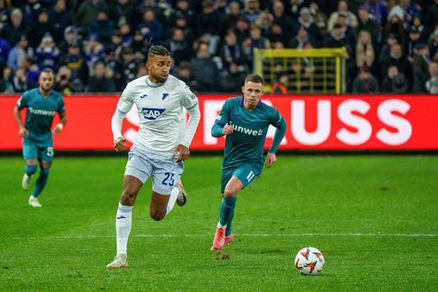 Kevin Akpoguma TSG 1899 Hoffenheim, 25 and Thorgan Hazard RSC Anderlecht, 11 sprinting to the ball RSC Anderlecht vs TSG 1899 Hoffenheim, Soccer, Europa League, Matchday 8, Season 2024 2025, 30 01 2025 RSC Anderlecht vs TSG 1899 Hoffenheim, Soccer, Europa League, Matchday 8, Season 2024 2025, 30 01 2025 Brussels Copyright: xEibner-Pressefoto JustinxDerondex EP_JDU