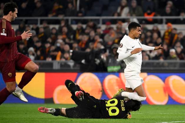A challenge between Mile Svilar of AS Roma and Arthur Theate of Eintracht Frankfurt during the Europa League football match between AS Roma and Eintracht Frankfurtat Olimpico stadium in Rome (Italy), January 30, 2025. AndreaxStaccioli