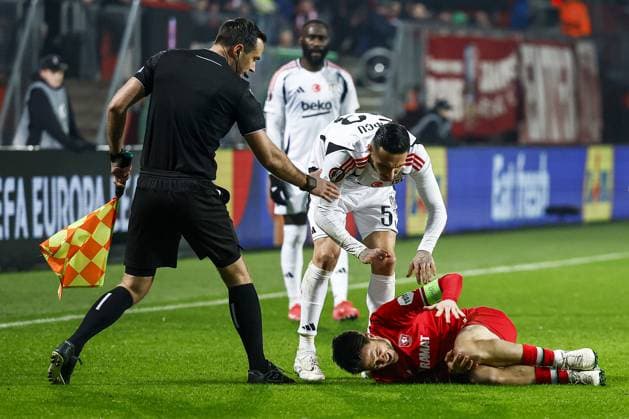 ENSCHEDE - (l-r) Emirhan Topcu of Besiktas JK, Ricky van Wolfswinkel of FC Twente during the UEFA Europa League match between FC Twente and Besiktas JK at Stadion De Grolsch Veste on Jan. 30, 2025 in Enschede, Netherlands. ANP VINCENT JANNINK UEFA Europa League 2024 25 League Phase MD8 2024 25 xVIxANPxSportx xxANPxIVx 518736203 originalFilename: 518736203.jpg