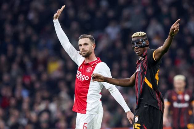 2025-01-30 AFC Ajax v Galatasaray - UEFA Europa League 2024 25 League Phase MD8 AMSTERDAM, NETHERLANDS - JANUARY 30: Jordan Henderson of AFC Ajax and Victor Osimhen of Galatasaray AS (wearing protective face-mask) gestures during the UEFA Europa League 2024 25 League Phase MD8 match between AFC Ajax and Galatasaray at Johan Cruijff ArenA on January 30, 2025 in Amsterdam, Netherlands. Amsterdam Johan Cruijff ArenA Netherlands Content not available for redistribution in The Netherlands directly or indirectly through any third parties. Copyright: xBenxGalx
