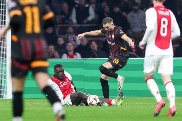2025-01-30 AFC Ajax v Galatasaray - UEFA Europa League 2024 25 League Phase MD8 AMSTERDAM, NETHERLANDS - JANUARY 30: Brian Brobbey of AFC Ajax battles for possession with Berkan Kutlu of Galatasaray AS during the UEFA Europa League 2024 25 League Phase MD8 match between AFC Ajax and Galatasaray at Johan Cruijff ArenA on January 30, 2025 in Amsterdam, Netherlands. Amsterdam Johan Cruijff ArenA Netherlands Content not available for redistribution in The Netherlands directly or indirectly through any third parties. Copyright: xBenxGalx