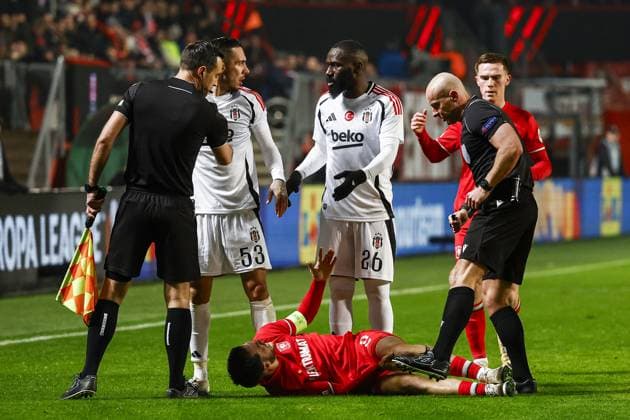 ENSCHEDE - Pain to Ricky van Wolfswinkel of FC Twente during the UEFA Europa League match between FC Twente and Besiktas JK at Stadion De Grolsch Veste on Jan. 30, 2025 in Enschede, Netherlands. ANP VINCENT JANNINK UEFA Europa League 2024 25 League Phase MD8 2024 25 xVIxANPxSportx xxANPxIVx 518736239 originalFilename: 518736239.jpg