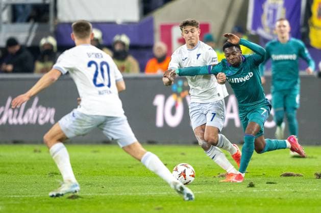 30 01 2025, Football UEFA Europa League, Season 2024 2025, Matchday 08, RSC Anderlecht TSG 1899 Hoffenheim at Lotto Park in Anderlecht duel between Tom Bischof TSG 1899 Hoffenheim, 07 and Francis Amuzu RSC Anderlecht, 07 Photo Kirchner Media Thomas Haesler Copyright: xKirchner-Media ThomasxHaeslerx