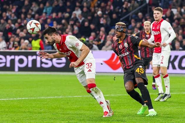 AMSTERDAM, 30-01-2025 , JohanCruijff Arena, football, UEFA Europa League, season 2024 2025, Ajax player Josip Sutalo and Galatasaray player Victor Osimhen during the match Ajax - Galasataray, Ajax - Galatasaray  x27627792x Copyright: