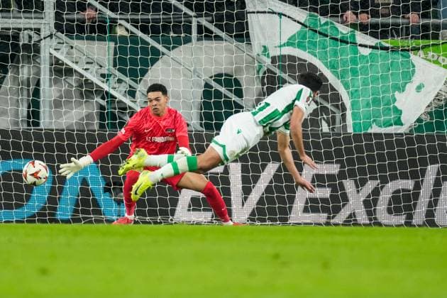 2025-01-30 Ferencvaros v AZ Alkmaar - UEFA Europa League BUDAPEST, HUNGARY - JANUARY 30: Goalkeeper Rome-Jayden Owuso-Oduro of AZ tries to makes a save from Mohamed Ali Ben Romdhane of Ferencvaros during the UEFA Europa League match between Ferencvaros and AZ Alkmaar at Ferencvaros Stadion on January 30, 2025 in Budapest, Hungary. Budapest Ferencvaros Stadion Hungary Content not available for redistribution in The Netherlands directly or indirectly through any third parties. Copyright: xEdxvanxdexPolx