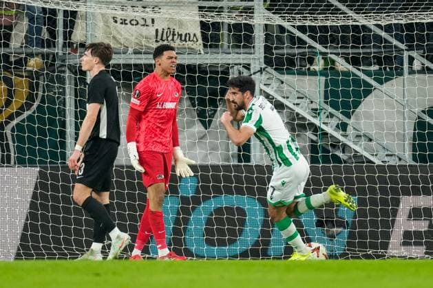 2025-01-30 Ferencvaros v AZ Alkmaar - UEFA Europa League BUDAPEST, HUNGARY - JANUARY 30: Mohamed Ali Ben Romdhane of Ferencvaros celebrates after scoring his teams third goal during the UEFA Europa League match between Ferencvaros and AZ Alkmaar at Ferencvaros Stadion on January 30, 2025 in Budapest, Hungary. Budapest Ferencvaros Stadion Hungary Content not available for redistribution in The Netherlands directly or indirectly through any third parties. Copyright: xEdxvanxdexPolx