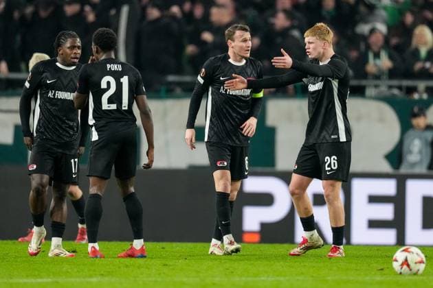 2025-01-30 Ferencvaros v AZ Alkmaar - UEFA Europa League BUDAPEST, HUNGARY - JANUARY 30: Peer Koopmeiners of AZ talks to Kees Smit of AZ during the UEFA Europa League match between Ferencvaros and AZ Alkmaar at Ferencvaros Stadion on January 30, 2025 in Budapest, Hungary. Budapest Ferencvaros Stadion Hungary Content not available for redistribution in The Netherlands directly or indirectly through any third parties. Copyright: xEdxvanxdexPolx