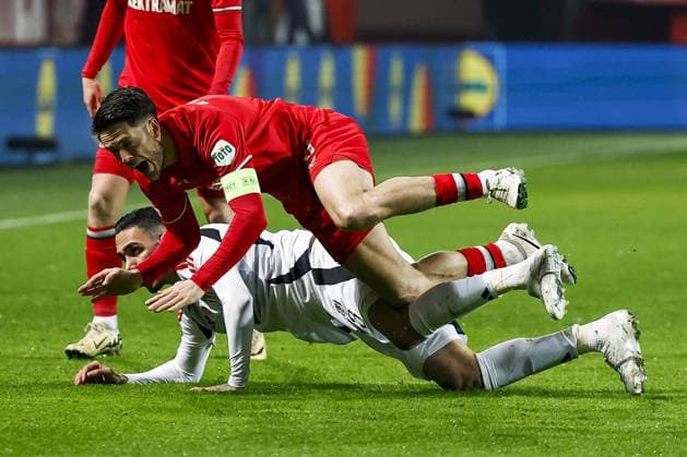 ENSCHEDE - (l-r) Emirhan Topcu of Besiktas JK, Ricky van Wolfswinkel of FC Twente during the UEFA Europa League match between FC Twente and Besiktas JK at Stadion De Grolsch Veste on Jan. 30, 2025 in Enschede, Netherlands. ANP VINCENT JANNINK UEFA Europa League 2024 25 League Phase MD8 2024 25 xVIxANPxSportx xxANPxIVx 518736277 originalFilename: 518736277.jpg