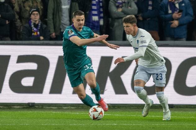 30 01 2025, Football UEFA Europa League, Season 2024 2025, Matchday 08, RSC Anderlecht TSG 1899 Hoffenheim at Lotto Park in Anderlecht duel between Leander Dendoncker RSC Anderlecht, 32 and Adam Hlozek TSG 1899 Hoffenheim, 23 Photo Kirchner Media Thomas Haesler Copyright: xKirchner-Media ThomasxHaeslerx