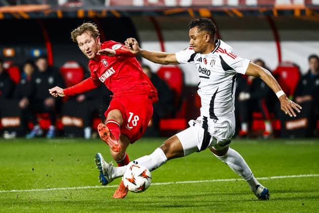 ENSCHEDE - (l-r) Michel Vlap of FC Twente, Felix Uduokhai of Besiktas JK during the UEFA Europa League match between FC Twente and Besiktas JK at Stadion De Grolsch Veste on Jan. 30, 2025 in Enschede, Netherlands. ANP VINCENT JANNINK UEFA Europa League 2024 25 League Phase MD8 2024 25 xVIxANPxSportx xxANPxIVx 518736619 originalFilename: 518736619.jpg