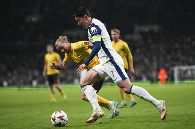 Son Heung-Min of Tottenham Hotspur gets past Niklas Hult of IF Elfsborg Tottenham Hotspur v Elfsborg, UEFA Europa League, Group Stage, Football, Tottenham Hotspur Stadium, London, UK - 30 Jan 2025 EDITORIAL USE ONLY No use with unauthorised audio, video, data, fixture lists, club league logos or live services. Online in-match use limited to 120 images, no video emulation. No use in betting, games or single club league player publications. Copyright: xJedxLeicester Shutterstockx 15122183ac