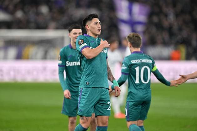 250130 RSC Anderlecht vs TSG Hoffenheim Luis Vazquez (20) of Anderlecht celebrates with Thorgan Hazard (11) of Anderlecht after scoring the 1-0 goal during the league phase - matchday 8 game in the Uefa Europa League season 2024-2025 between Royal Sporting Club Anderlecht and TSG 1899 Hoffenheim from Germany on January 30 , 2025 in Anderlecht, Belgium. (Photo by David Catry Isosport) Anderlecht Belgium  Copyright: xDavidxCatryx 20250130DC2_0026