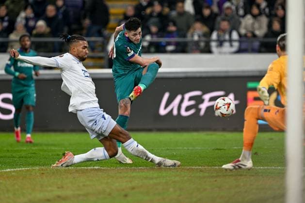 250130 RSC Anderlecht vs TSG Hoffenheim Kevin Akpoguma (25) of Hoffenheim pictured defending on Luis Vazquez (20) of Anderlecht during the league phase - matchday 8 game in the Uefa Europa League season 2024-2025 between Royal Sporting Club Anderlecht and TSG 1899 Hoffenheim from Germany on January 30 , 2025 in Anderlecht, Belgium. (Photo by David Catry Isosport) Anderlecht Belgium  Copyright: xDavidxCatryx 20250130DC2_0348
