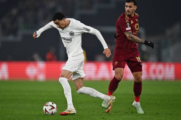 Hugo Ekitike of Eintracht Frankfurt and Leandro Paredes of A.S. Roma are in action during the UEFA Europa League 2024 25 League Phase MD8 match between A.S. Roma and Eintracht Frankfurt at Olympic Stadium on January 30, 2025 in Rome, Italy.  Copyright: xDomenicoxCippitelli IPAxSportx xipa-agency.netx xx IPA_53473020 IPA_Agency_IPA53473020