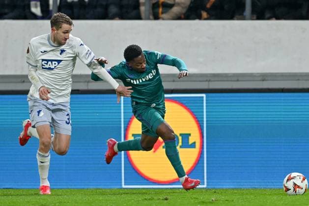 250130 RSC Anderlecht vs TSG Hoffenheim Arthur Chaves (35) of Hoffenheim fighting for the ball with Francis Amuzu (7) of Anderlecht during the league phase - matchday 8 game in the Uefa Europa League season 2024-2025 between Royal Sporting Club Anderlecht and TSG 1899 Hoffenheim from Germany on January 30 , 2025 in Anderlecht, Belgium. (Photo by David Catry Isosport) Anderlecht Belgium  Copyright: xDavidxCatryx 20250130DC2_0150