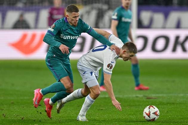 250130 RSC Anderlecht vs TSG Hoffenheim Thorgan Hazard (11) of Anderlecht pictured fighting for the ball with Finn Ole Becker (20) of Hoffenheim during the league phase - matchday 8 game in the Uefa Europa League season 2024-2025 between Royal Sporting Club Anderlecht and TSG 1899 Hoffenheim from Germany on January 30 , 2025 in Anderlecht, Belgium. (Photo by David Catry Isosport) Anderlecht Belgium  Copyright: xDavidxCatryx 20250130DC2_0212