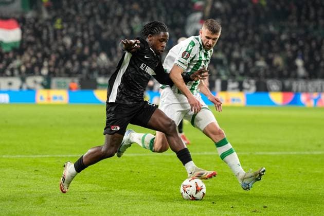2025-01-30 Ferencvaros v AZ Alkmaar - UEFA Europa League BUDAPEST, HUNGARY - JANUARY 30: Jayden Addai of AZ and Eldar CiviÄ‡ of Ferencvaros battle for possession during the UEFA Europa League match between Ferencvaros and AZ Alkmaar at Ferencvaros Stadion on January 30, 2025 in Budapest, Hungary. Budapest Ferencvaros Stadion Hungary Content not available for redistribution in The Netherlands directly or indirectly through any third parties. Copyright: xEdxvanxdexPolx