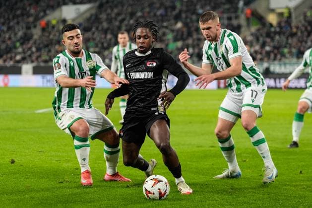 2025-01-30 Ferencvaros v AZ Alkmaar - UEFA Europa League BUDAPEST, HUNGARY - JANUARY 30: Jayden Addai of AZ and Eldar CiviÄ‡ of Ferencvaros battle for possession during the UEFA Europa League match between Ferencvaros and AZ Alkmaar at Ferencvaros Stadion on January 30, 2025 in Budapest, Hungary. Budapest Ferencvaros Stadion Hungary Content not available for redistribution in The Netherlands directly or indirectly through any third parties. Copyright: xEdxvanxdexPolx