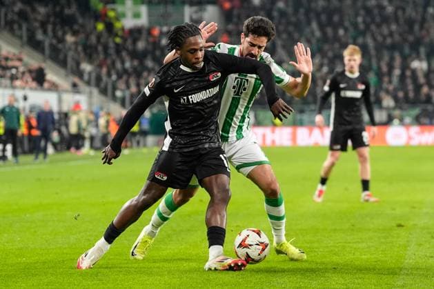 2025-01-30 Ferencvaros v AZ Alkmaar - UEFA Europa League BUDAPEST, HUNGARY - JANUARY 30: Jayden Addai of AZ and Mohamed Ali Ben Romdhane of Ferencvaros battle for possession during the UEFA Europa League match between Ferencvaros and AZ Alkmaar at Ferencvaros Stadion on January 30, 2025 in Budapest, Hungary. Budapest Ferencvaros Stadion Hungary Content not available for redistribution in The Netherlands directly or indirectly through any third parties. Copyright: xEdxvanxdexPolx