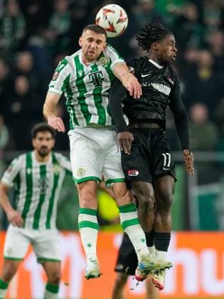 2025-01-30 Ferencvaros v AZ Alkmaar - UEFA Europa League BUDAPEST, HUNGARY - JANUARY 30: Eldar CiviÄ‡ of Ferencvaros battle for possession with Jayden Addai of AZ during the UEFA Europa League match between Ferencvaros and AZ Alkmaar at Ferencvaros Stadion on January 30, 2025 in Budapest, Hungary. Budapest Ferencvaros Stadion Hungary Content not available for redistribution in The Netherlands directly or indirectly through any third parties. Copyright: xEdxvanxdexPolx