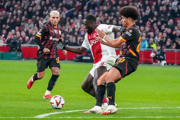2025-01-30 AFC Ajax v Galatasaray - UEFA Europa League 2024 25 League Phase MD8 AMSTERDAM, NETHERLANDS - JANUARY 30: Brian Brobbey of AFC Ajax battles for the ball with Gabriel Sara of Galatasaray during the UEFA Europa League 2024 25 League Phase MD8 match between AFC Ajax and Galatasaray at Johan Cruijff ArenA on January 30, 2025 in Amsterdam, Netherlands. Amsterdam Johan Cruijff ArenA Netherlands Content not available for redistribution in The Netherlands directly or indirectly through any third parties. Copyright: xGabrielxCalvinoxAlonsox