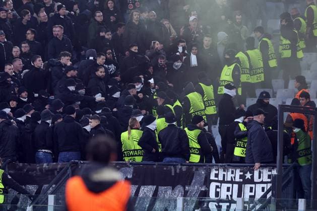 Rome, Italy 30.01.2025: Clashes between fans in the stands and the arrival of the police during the Uefa Europa League 2024-2025, football match between AS Roma vs Eintracht Frankfurt at Olympic Stadium in Rome.  Copyright: xMarcoxIacobucci IPAxSportx xipa-agency.netx xx IPA_53473184 IPA_Agency_IPA53473184