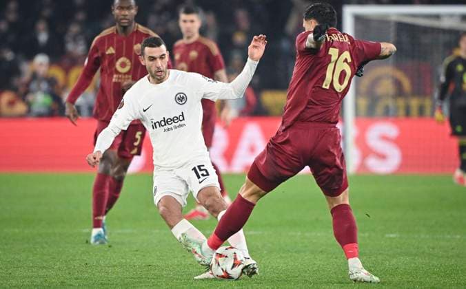 FOOTBALL EUROPA LEAGUE SEASON 2024 2025 Preliminary Round 8 Matchday AS Roma Eintracht Frankfurt 30 01 2025 Leandro Paredes right, AS Roma against Ellyes Skhiri left, Eintracht Frankfurt