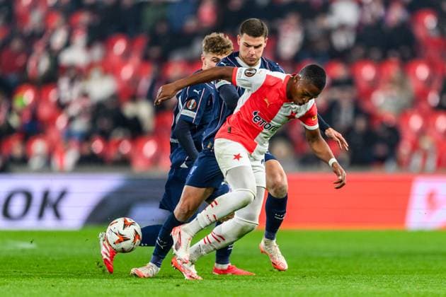 250130 Gabriel Busanello of Malmö FF and Simion Michez of Slavia Prag during the UEFA Europa League football match between Slavia Prag and Malmö FF on January 30, 2025 in Prague Photo Mathilda Ahlberg BILDBYRAN kod MA MA0779 fotboll football soccer fotball uefa europa league europa league slavia prag malmö ff bbeng bbauto  Copyright: MATHILDAxAHLBERG BB250130MA082