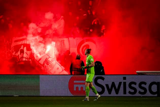 2025-01-30 FC Twente v Besiktas JK - UEFA Europa League 2024 25 League Phase MD8 ENSCHEDE, NETHERLANDS - JANUARY 30: Fans and Supporters of FC Twente using fireworks during the UEFA Europa League 2024 25 League Phase MD8 match between FC Twente and Besiktas JK at De Grolsch Veste on January 30, 2025 in Enschede, Netherlands. Enschede De Grolsch Veste Netherlands Content not available for redistribution in The Netherlands directly or indirectly through any third parties. Copyright: xPeterxLousx