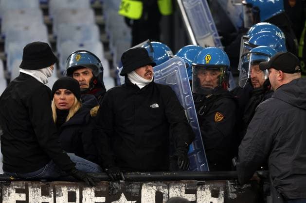 Rome, Italy 30.01.2025: Clashes between fans in the stands and the arrival of the police during the Uefa Europa League 2024-2025, football match between AS Roma vs Eintracht Frankfurt at Olympic Stadium in Rome.  Copyright: xMarcoxIacobucci IPAxSportx xipa-agency.netx xx IPA_53473210 IPA_Agency_IPA53473210