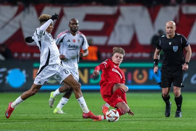 Soccer UEFA Europa League Matchday 8 FC Twente Enschede Besiktas JK on 30 01 2025 at Arena De Grolsch Veste in Enschede Gedson Fernandes Istanbul , left Sem Steijn Enschede , right xJRx