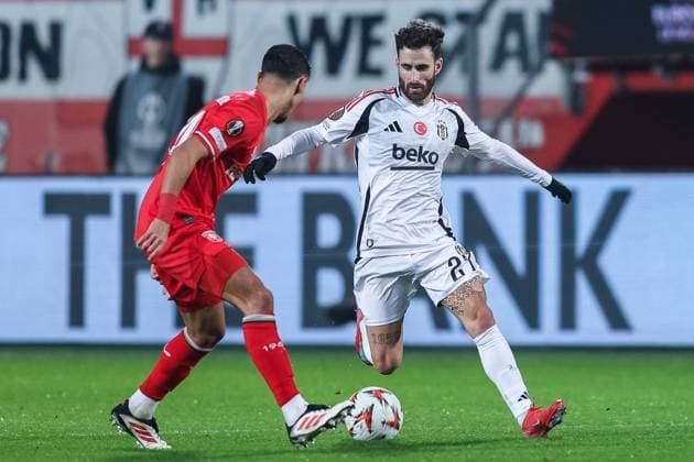 Soccer UEFA Europa League Matchday 8 FC Twente Enschede Besiktas JK on 30 01 2025 at Arena De Grolsch Veste in Enschede Anass Salah Eddine Enschede , left Rafa Istanbul , right xJRx